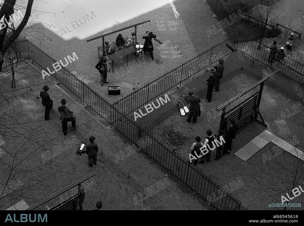 ARKIV 1933. Tre grupper med gårdsmusikanter på tre bakgårdar konkurrerar om slantarna.. Itinerant musicians at three backyards in Stockholm.. Foto:Scanpix Historical/1900. Scanpix Sweden.