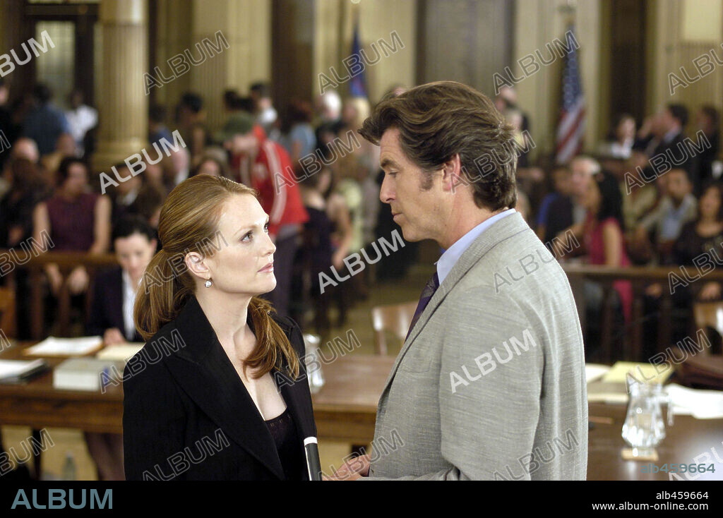 JULIANNE MOORE and PIERCE BROSNAN in LAWS OF ATTRACTION, 2004, directed by PETER HOWITT. Copyright NEW LINE CINEMA / WETCHER, BARRY.