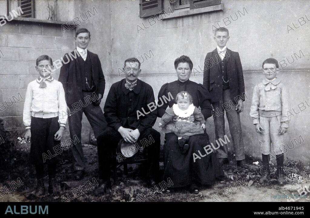 Photo de famille, Famille modeste, les parents et leurs 5 enfants vers 1900-1905. Habits du dimanche... Credit Collection Kharbine Tapabor.