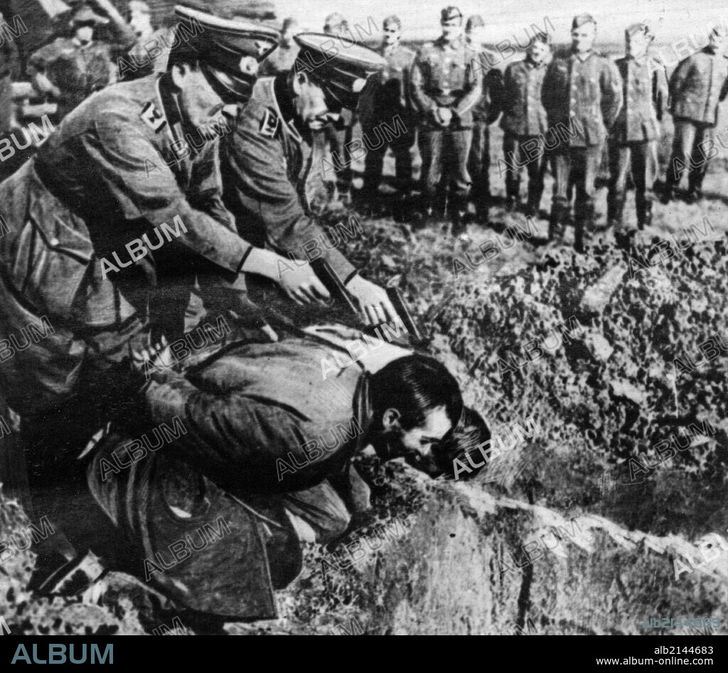 World war 2, german gestapo officers executing russian peasants, september  1943, the photo was taken by a german soldier captured by the red army. -  Album alb2144683