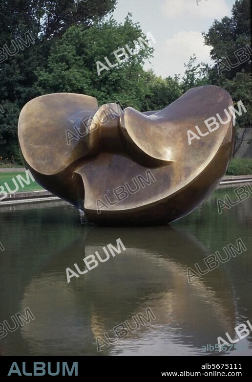 HENRY MOORE. Moore, Henry, 1898-1986. "Large Butterfly", 1986/87. (Bronze sculpture in front of the Berlin Congress Hall). Photo, 1989.