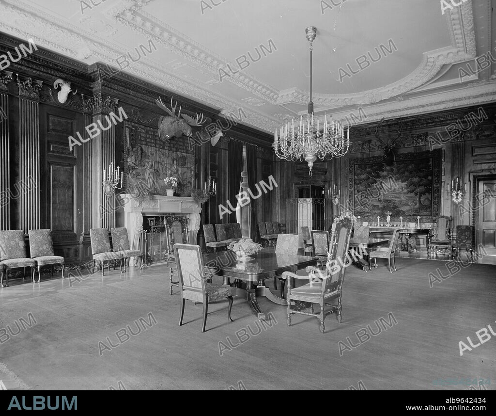 The State Dining Room, White House, Washington, D.C., between 1900 and 1906.