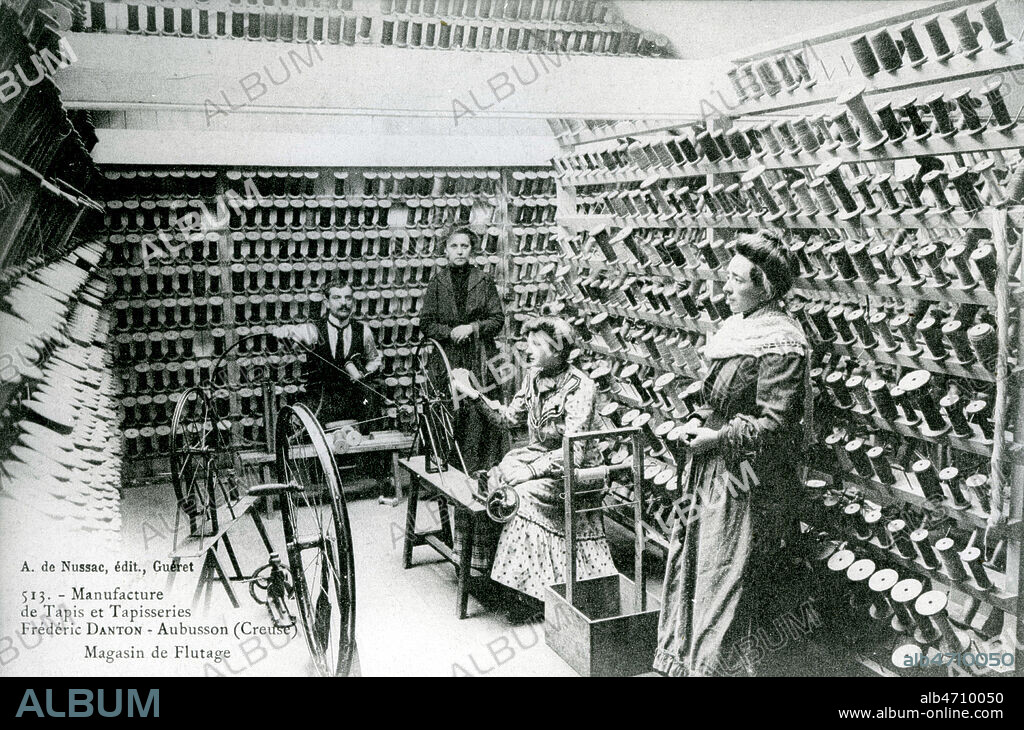 Magasin de flutage - Femmes au travail a la Manufacture de Tapis et Tapisserie d'AUBUSSON dans la Creuse (LIMOUSIN). Carte postale vers 1905 1910 . Credit IM/KHARBINE TAPABOR.