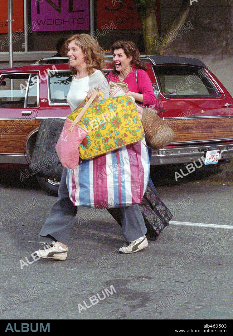 NIA VARDALOS und TONI COLLETTE in CONNIE AND CARLA, 2004, unter der Regie von MICHAEL LEMBECK. Copyright UNIVERSAL / SCHROTER, EIKE.