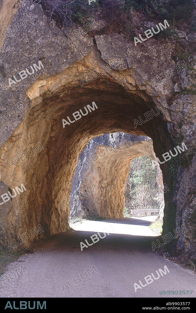 PUERTA DEL INFIERNO ENTRE LOS PUEBLOS DE CAÑAMARES Y FUERTESCUSA.