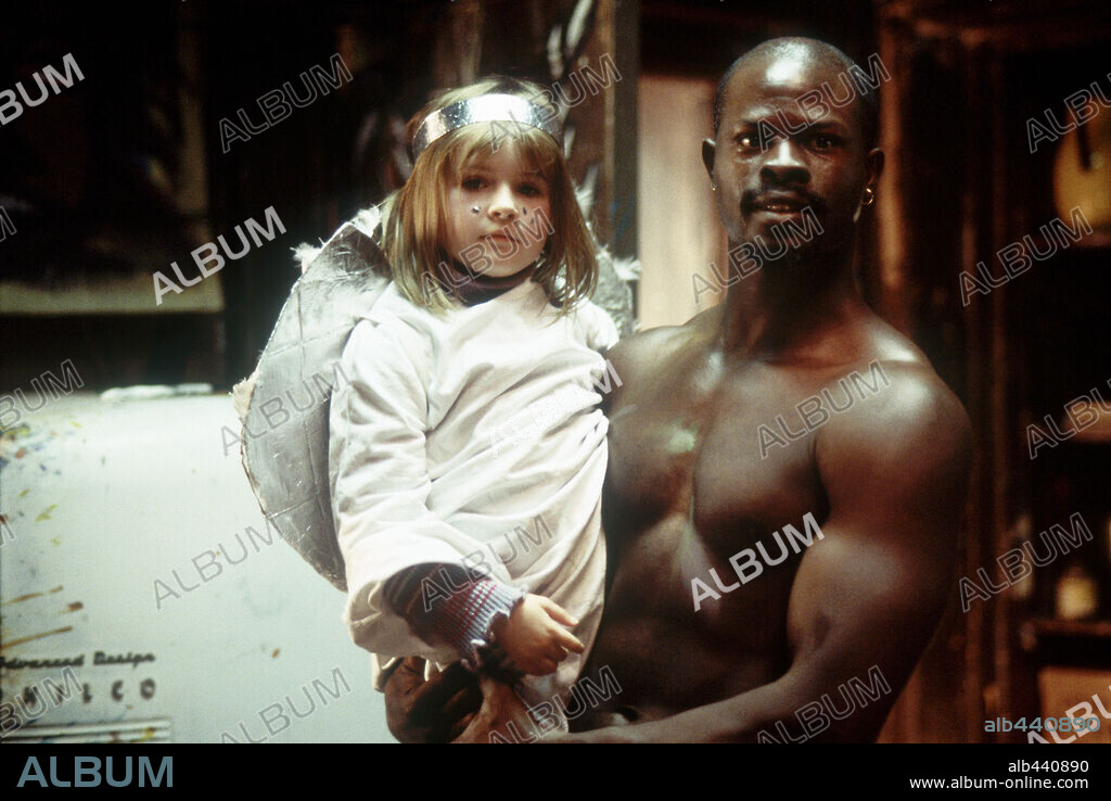 DJIMON HOUNSOU and EMMA BOLGER in IN AMERICA, 2002, directed by JIM SHERIDAN. Copyright 20TH CENTURY FOX.