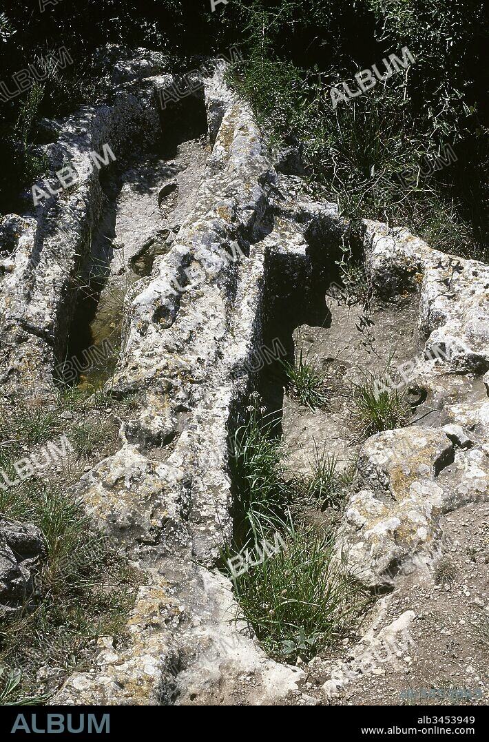 Necrópolis de Sant Miquel. Detalle de tumbas antropomorfas, excavadas en la roca, fechadas entre los siglos X y XI. Alta Edad Media. Olérdola. Comarca del Alt Penedés. Provincia de Barcelona. Cataluña.