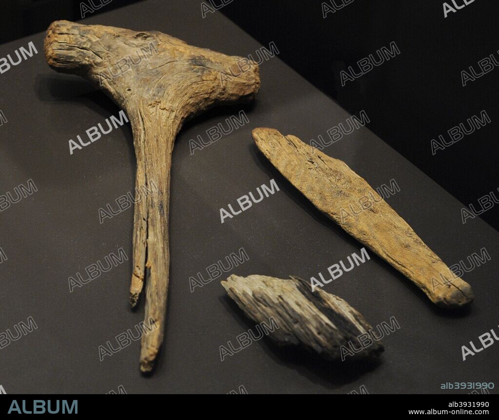 Neolítico. Mazo (izquierda) y utensilios (derecha). Madera. Hallados en la Cueva de los Murciélagos (Albuñol, provincia de Granada). Museo Arqueológico Nacional. Madrid. España.