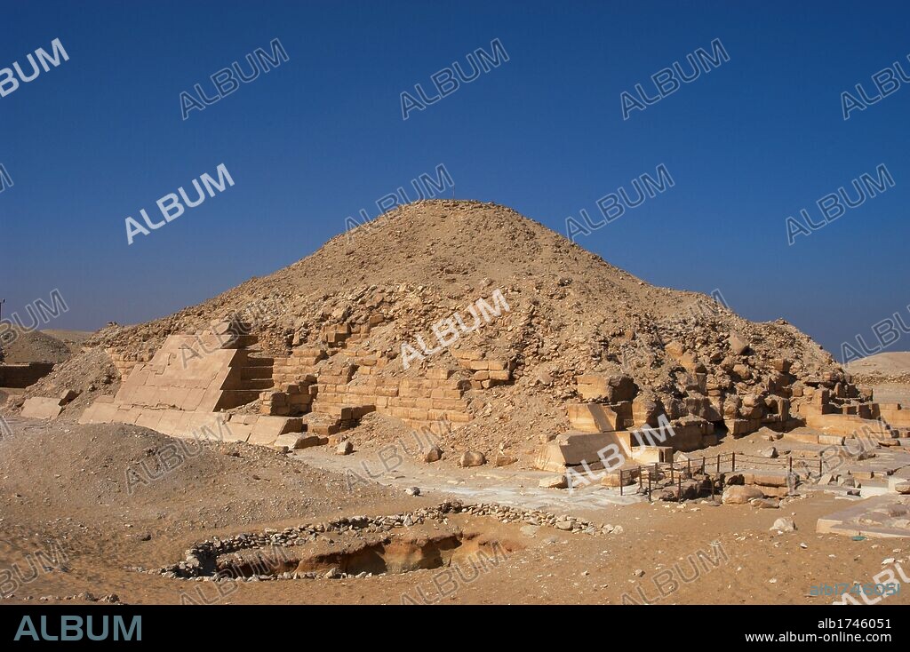 ARTE EGIPCIO. IMPERIO ANTIGUO. V DINASTIA. PIRAMIDE DE UNAS, último faraón de la quinta dinastía. Está situada al sur de la pirámide de Zoser y es una de las más pequeñas del conjunto funerario. SAKKARA. Egipto.