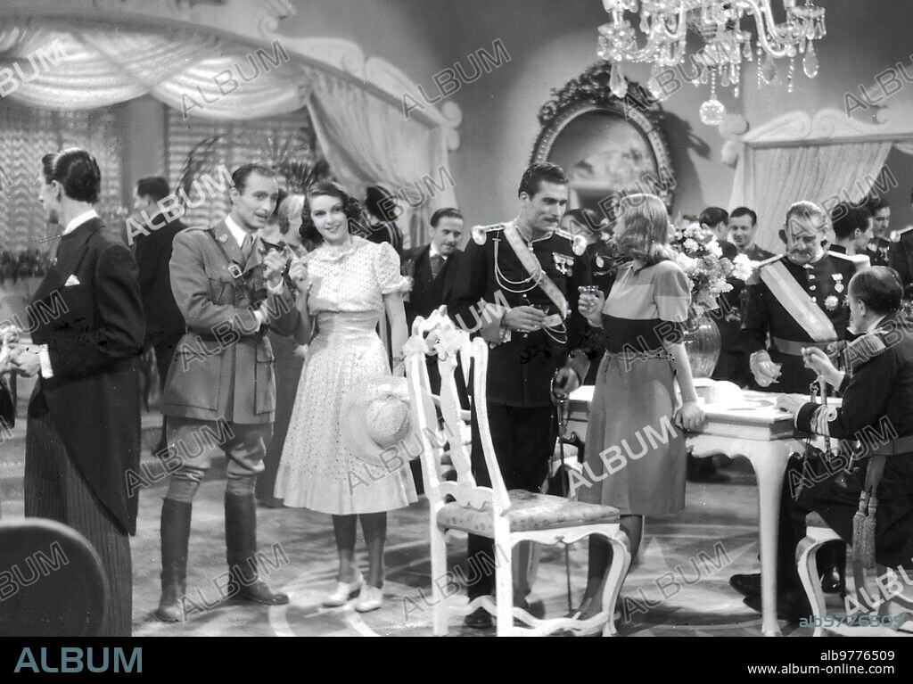1942. Una escena de la Película "Raza" Dirigida por José Luis Sáenz de Heredia.
