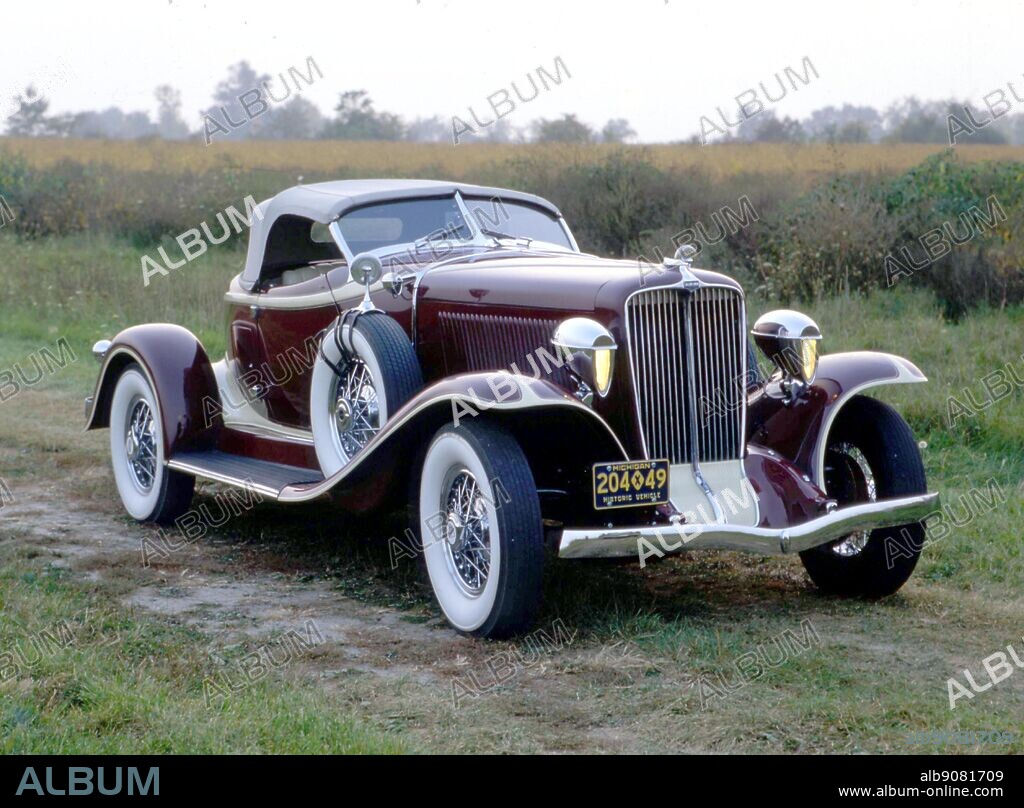 Boattail Speedster on the 1931 Auburn 8-89-A equipped with woodlite parabolic lamps.