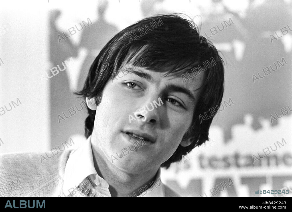 STOCKHOLM 1971-02-18.. Jonas Bergström, skådespelare, i sin loge på Dramaten.. Foto: Bertil S-son Åberg / RiR / SVT / Kod: 5600. Reportage publ. i RiR 11/71 sid. 49 inför TV-programmet Den byxlöse äventyraren.. RiR 20086 sv/v neg.