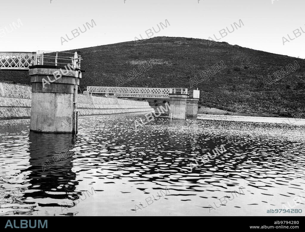 Junio 1915. Una mejora trascendental en la Mancha. El pantano Gasset, que ha Sido solemnemente Inaugurado en las Cercanías de Fernan caballero por el ex ministro cuyo nombre lleva.
