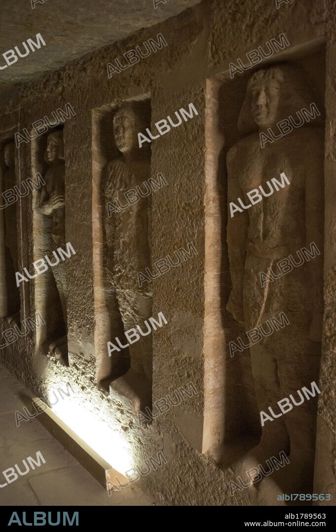 ARTE EGIPCIO. EGIPTO. Vista parcial de uno de los muros que decorada el interior de una MASTABA de la V DINASTIA del IMPERIO ANTIGUO. Escultura de los difuntos en las paredes. NECROPOLIS DE SAKKARA. Egipto.