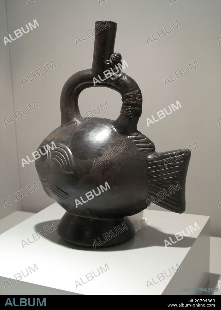 VASIJA CON FORMA DE PEZ - CERAMICA - CULTURA CHIMU  (1100-1400 DC) - PERU - Nº INVENTARIO 10260.