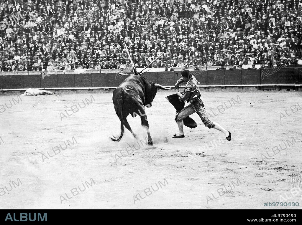 Septiembre 1913. Plaza nueva de Barcelona. Francisco Martin Vázquez en su Toro primero.