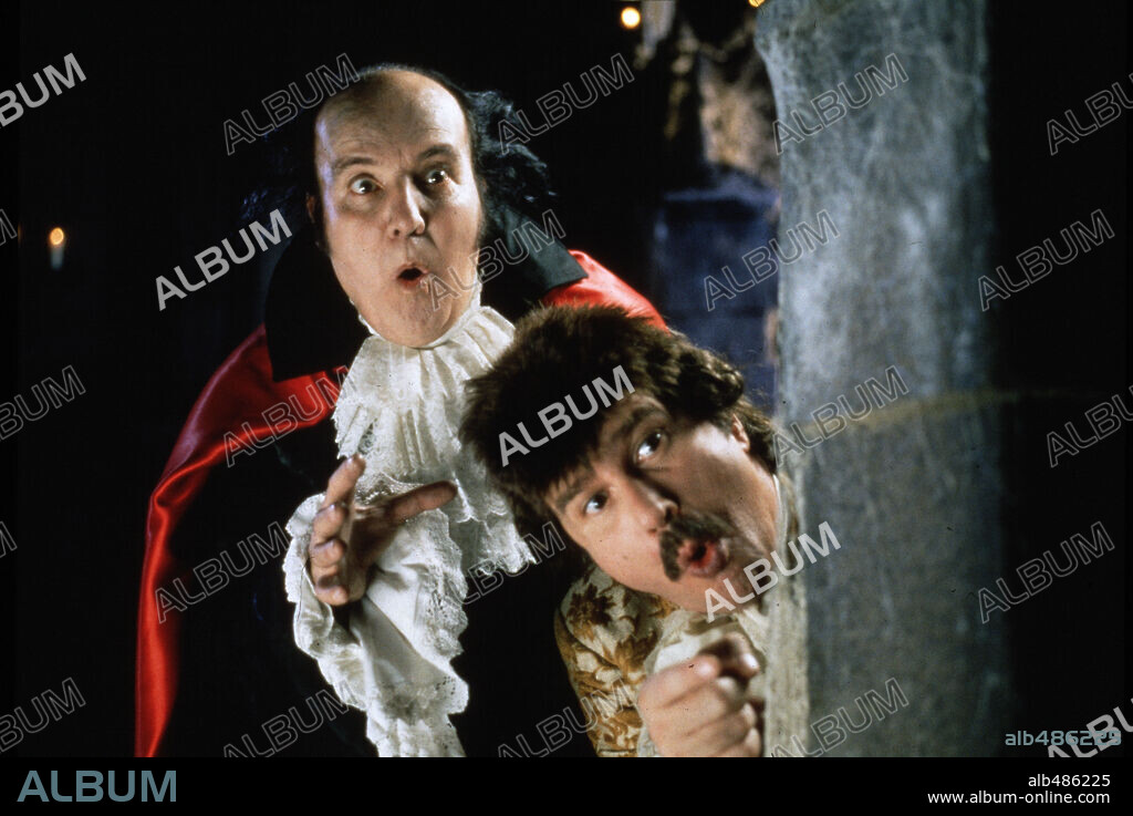 BIGOTE ARROCET y CHIQUITO DE LA CALZADA en BRACULA, CONDEMOR II, 1997, dirigida por ALVARO SAENZ DE HEREDIA. Copyright P.A.S.H. FILMS.