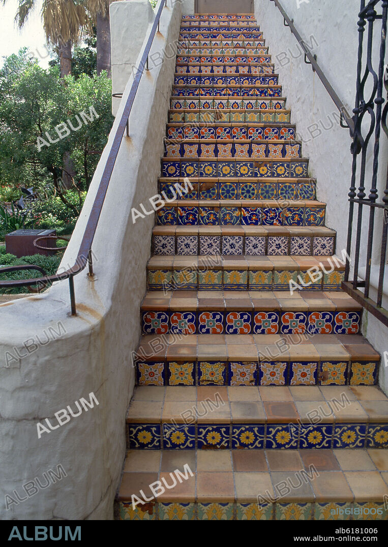 ESCALERAS CON AZULEJOS VIDRIADOS-ANTIGUA MANSION DE ESTILO COLONIAL DE MARION KOOGLER MC NAY.