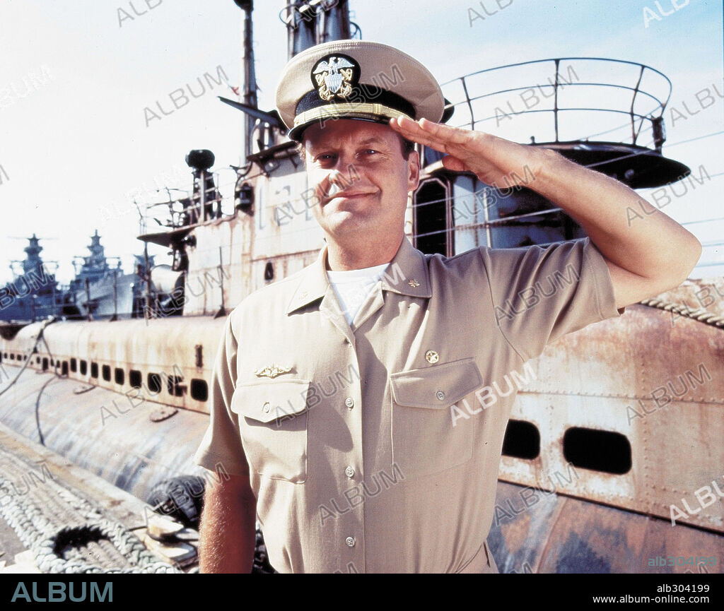 KELSEY GRAMMER en ABAJO EL PERISCOPIO, 1996 (DOWN PERISCOPE), dirigida por DAVID S. WARD. Copyright 20TH CENTURY FOX.