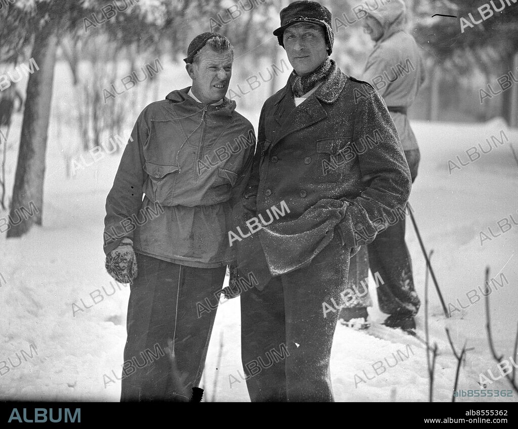 Oslo - Norge - Holmenkollen - 1937-02-28 - Backhoppning och skidåkning - vi ser Sven Selånger och Birger Ruud (tv) *** Local Caption *** GT Låda 1937-feb-01. KAMERAREPORTAGE.