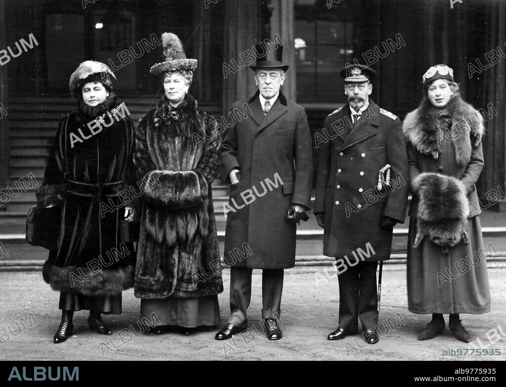 1919. El presidente de los Estados Unidos en Inglaterra. De izquierda A Derecha: Mrs. Wilson, la Reina, Mr. Wilson, el Rey Jorge V y la Princesa María de la gran Bretaña .- fecha Aprox.