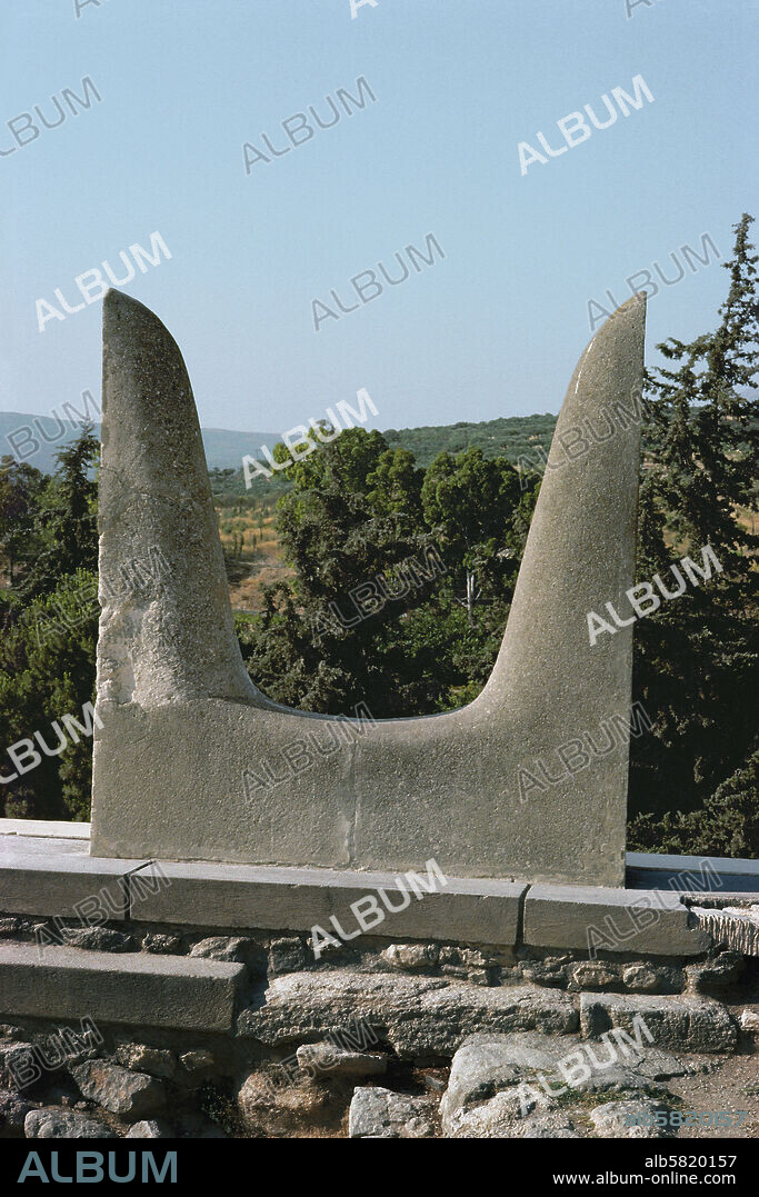 The bull's horns (" Horns of Consecration") from the Propyleae of the western wing of the palace of Knossos, Crete. Stone and stucco 220 cm high.