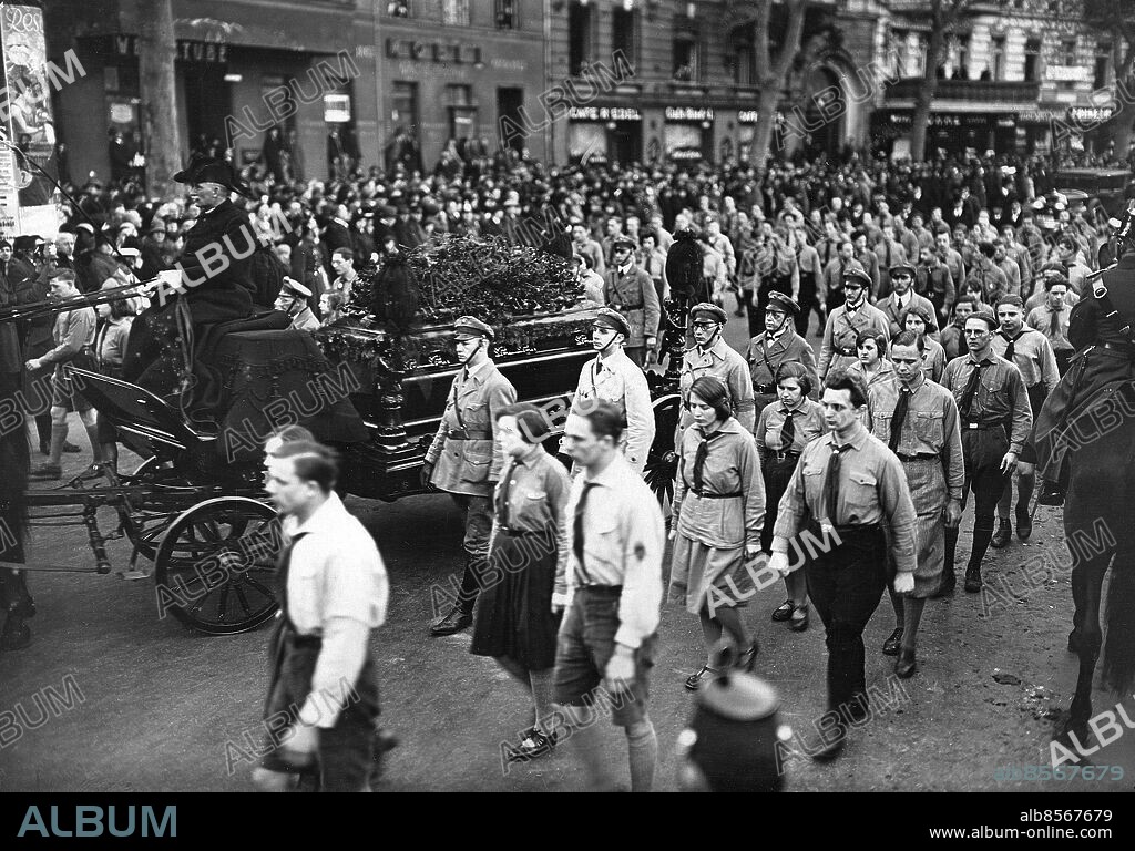 TYSKLAND BERLIN 1931-03-26. Orig. bildtext... DIE BEISETZUNG HERMANN MÜLLERS. U.B.z. den Leichenwagen, eskotiert von Angehörigen des Reichsbanners und Jugendverbänden beim Passieren des Belle-Alliance-Platzes. Foto: Keystone View Co. / AB Text & Bilder / SVT / Kod: 5600 Mapp: Müller, Hermann H Müller, 1876-1931, tysk politiker, socialdemokrat. Utrikesminister 1919-1920, rikskansler 1920 och 1928-1930. Reichsbanner Schwarz-Rot-Gold, grundat 1924, en enhetsfront som hade starka band med tyska socialdemokratiska partiet, upplöstes efter det nazistiska maktövertagandet 1933. Bildserier Fotoreportage Likkistor Kistor persons: HERMANN MÜLLER* sites: BERLIN;TYSKLAND.