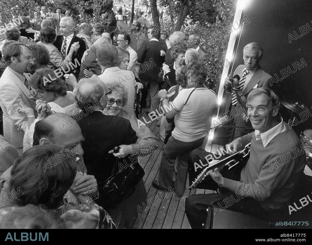 Stockholm 1978-06-24. Midsommar i Stockholm. Till Mosebacke drogs mänga av oss medelåldringar denna, midsommarafton. Det var mjukdans på lövad utebana till musik av självaste Staffan Broms. En begivenhet (alldeles gratis) som Staffan och hans pojkar fortsätter med hela sommaren. Det kändes nästan som dans borti väqen.... Foto: Birgitta Rydbeck / DN / TT / Kod: 192. ** SvD OUT **.