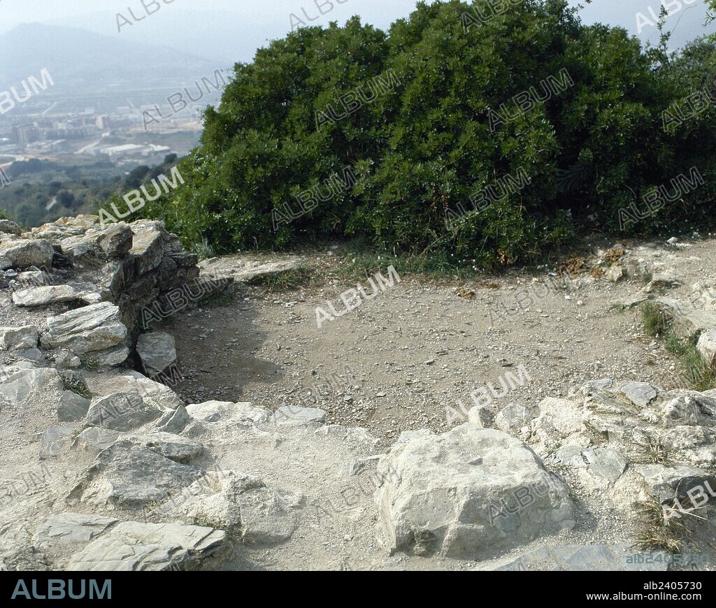 EPOCA IBERICA. ESPAÑA. Vista de las ruinas del poblado ibérico en la PENYA DEL MORO, con dos fases de ocupación. SANT JUST DESVERN. Provincia de Barcelona. Comarca del Baix Llobregat. Cataluña.
