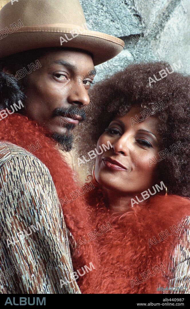 PAM GRIER and SNOOP DOGG in BONES, 2001, directed by ERNEST DICKERSON.  Copyright NEW LINE CINEMA. - Album alb440987