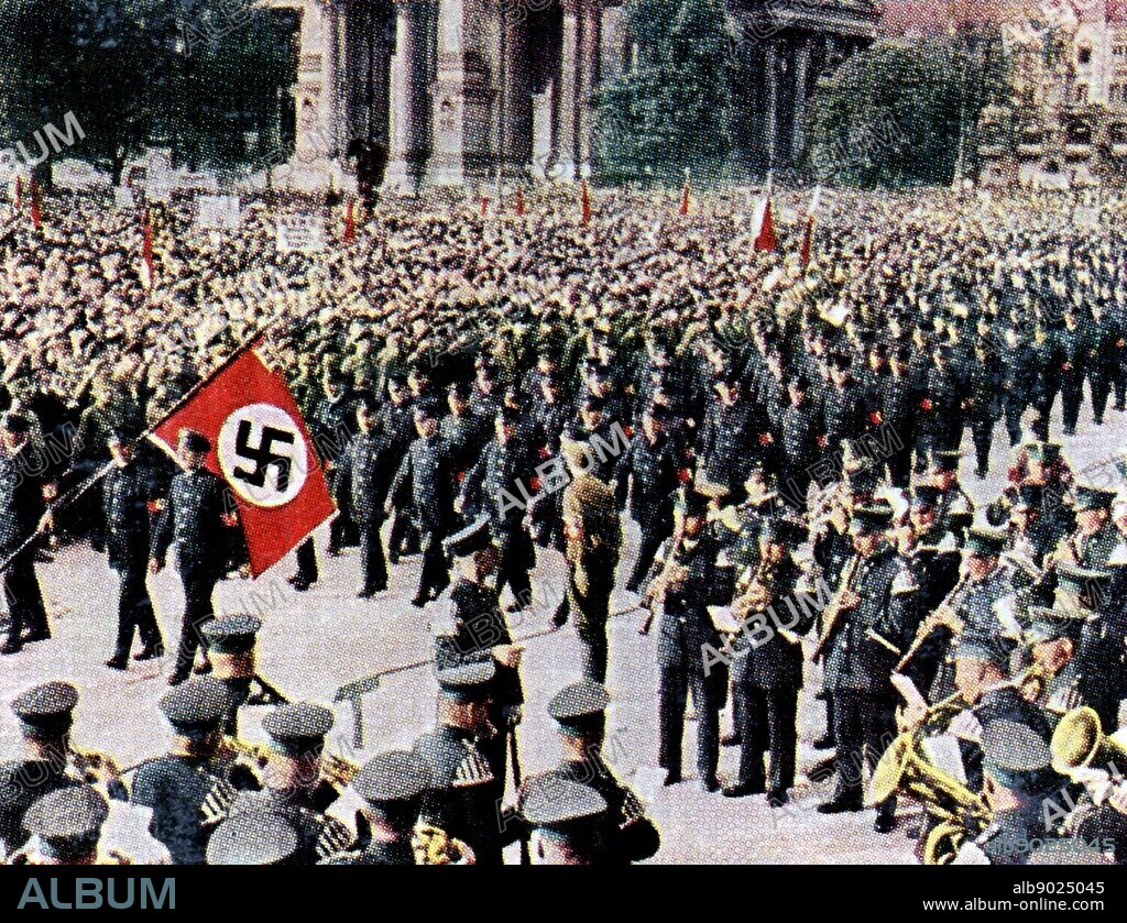 Nazi march in 1930-33.
