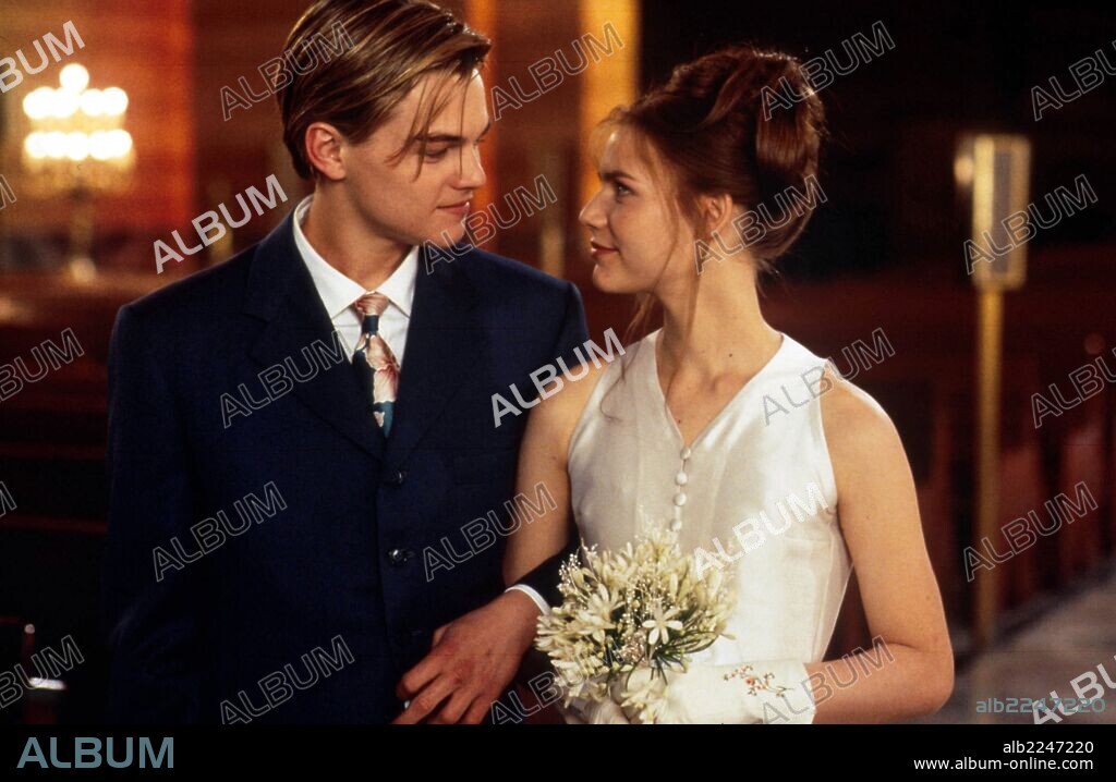CLAIRE DANES and Leonardo DiCaprio in ROMEO + JULIET, 1996, directed by BAZ LUHRMANN. Copyright 20TH CENTURY FOX.