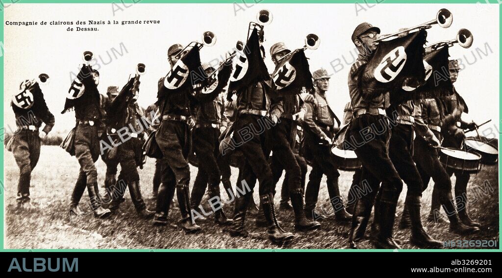 Desfile de una compañía de cornetas nazi en los actos de inauguración del primer campo de concentración en Dachau para deportación de judíos. Interior de la revista VU, editada en París, marzo de 1933.