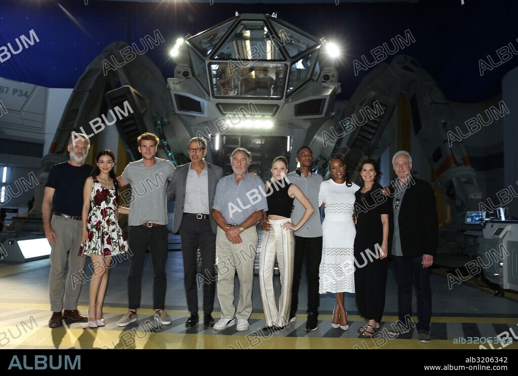 ANGELABABY, BILL PULLMAN, BRENT SPINER, JEFF GOLDBLUM, JESSIE T. USHER, JUDD HIRSCH, LIAM HEMSWORTH, MAIKA MONROE, SELA WARD and VIVICA A. FOX in INDEPENDENCE DAY: RESURGENCE, 2016, directed by NOAH EMMERICH. Copyright STEREO O/TWENTIETH CENTURY FOX FILM CORPORATION.