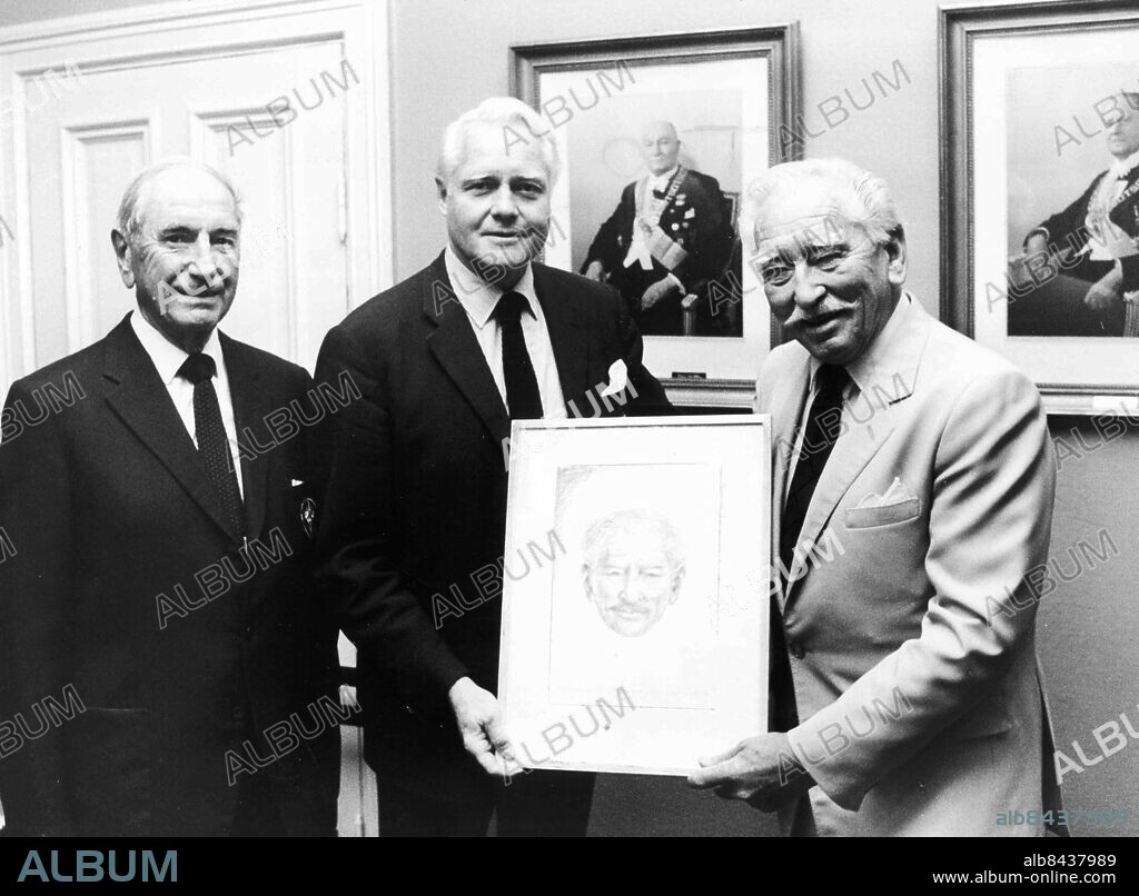 Göteborg 1984-10-08. På TSO-resa. Från vänster ses Gösta Blume, Claes jacobsson och Lauritz Falk som delar ut sitt självporträtt *** Local Caption *** Foto: Pelle Lund. KAMERAREPORTAGE.