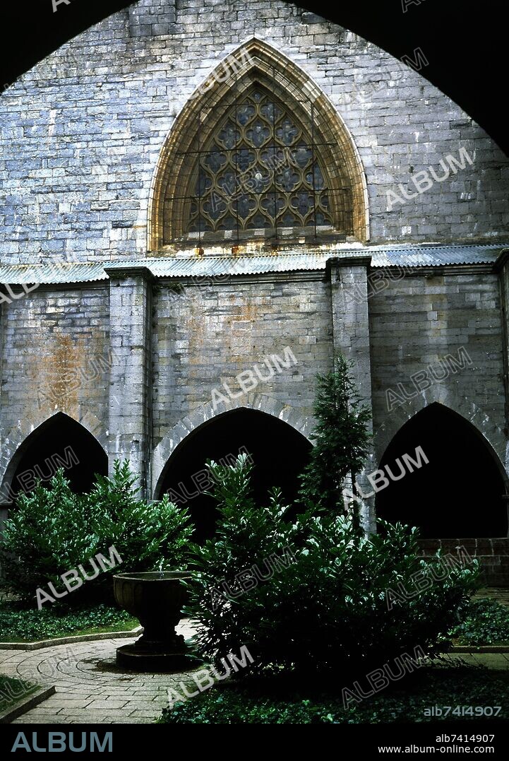 CLAUSTRO DE LA COLEGIATA DE RONCESVALLES RECONSTRUIDO EN EL SIGLO XVII DESPUES DE SU HUNDIMIENTO DEBIDO A UNA GRAN NEVADA.