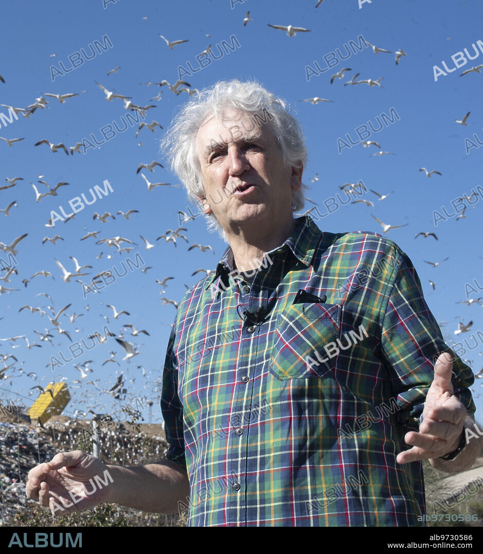 Colmenar Viejo (Madrid), 28/02/2022. Juan Luis Arsuaga y Juan José Millás, promociona su nuevo libro 'La muerte contada por un sapiens a un neandertal', en un vertedero con miles de aves volando a su alrededor. Foto: De San Bernardo. ARCHDC.