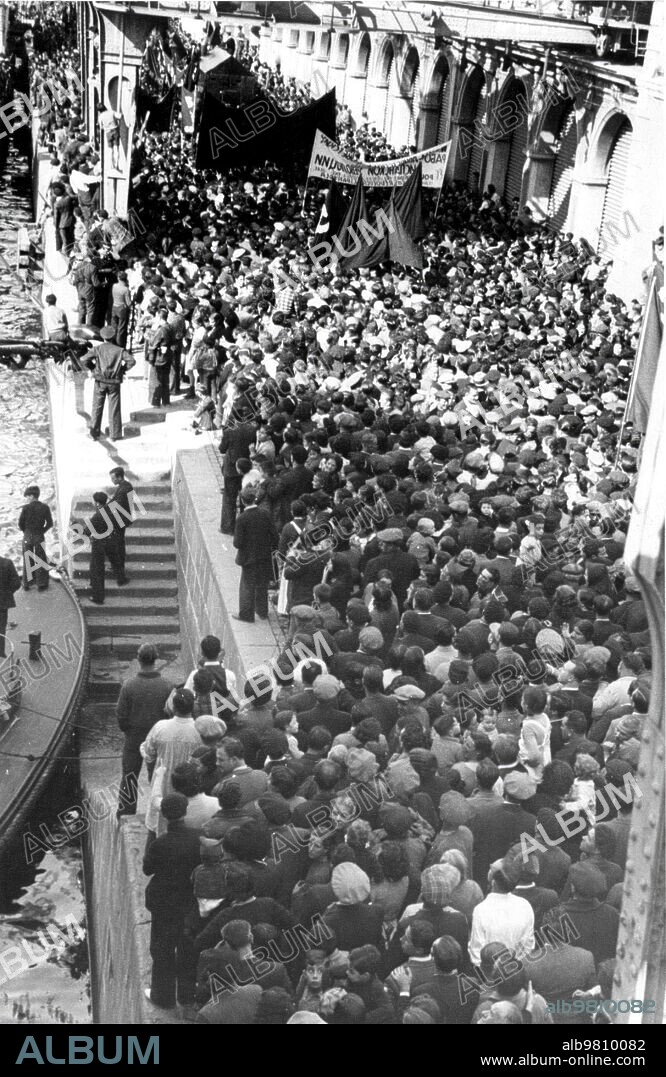 Octubre 1936. Los Muelles del puerto de Barcelona, Llenos de Gente, en agradecimiento A los Marinos Rusos que Trajeron 3.000 Toneladas de Alimento, en el Barco "Ziryanin", para la España Republicana.