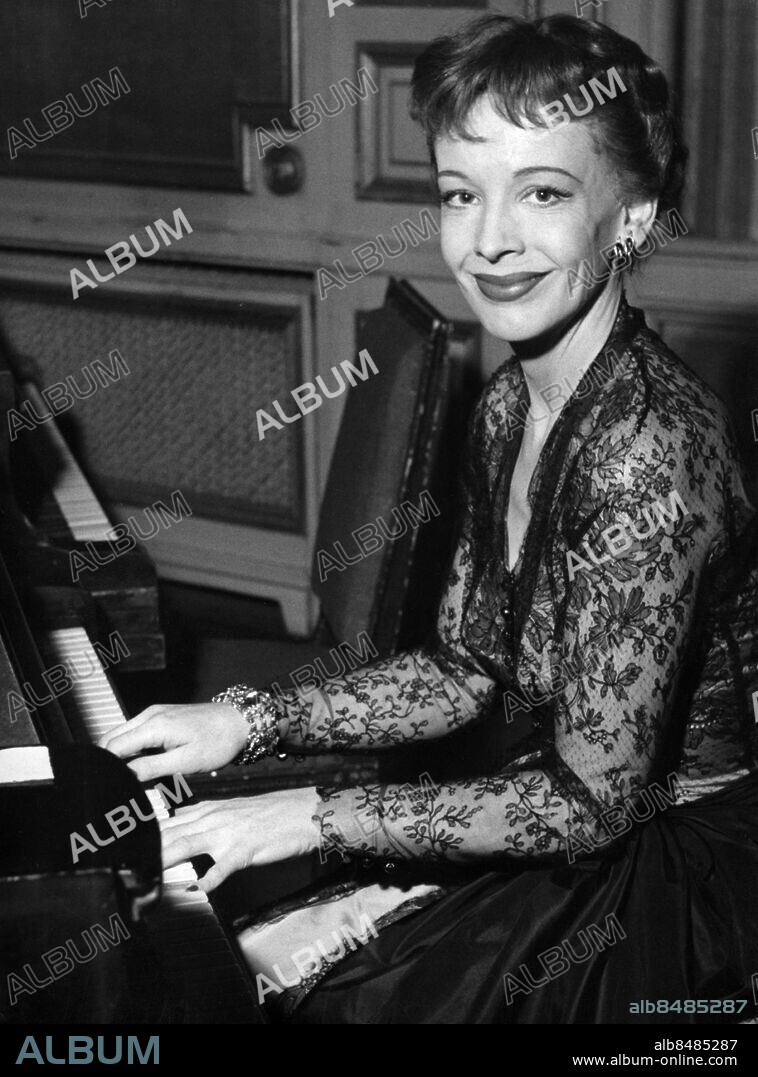 ARKIV STOCKHOLM 19521214. Skådespelerskan Signe Hasso vid pianot i samband med Svenska Dagbladets julsoaré. Foto: SvD / TT / Kod: 11014.