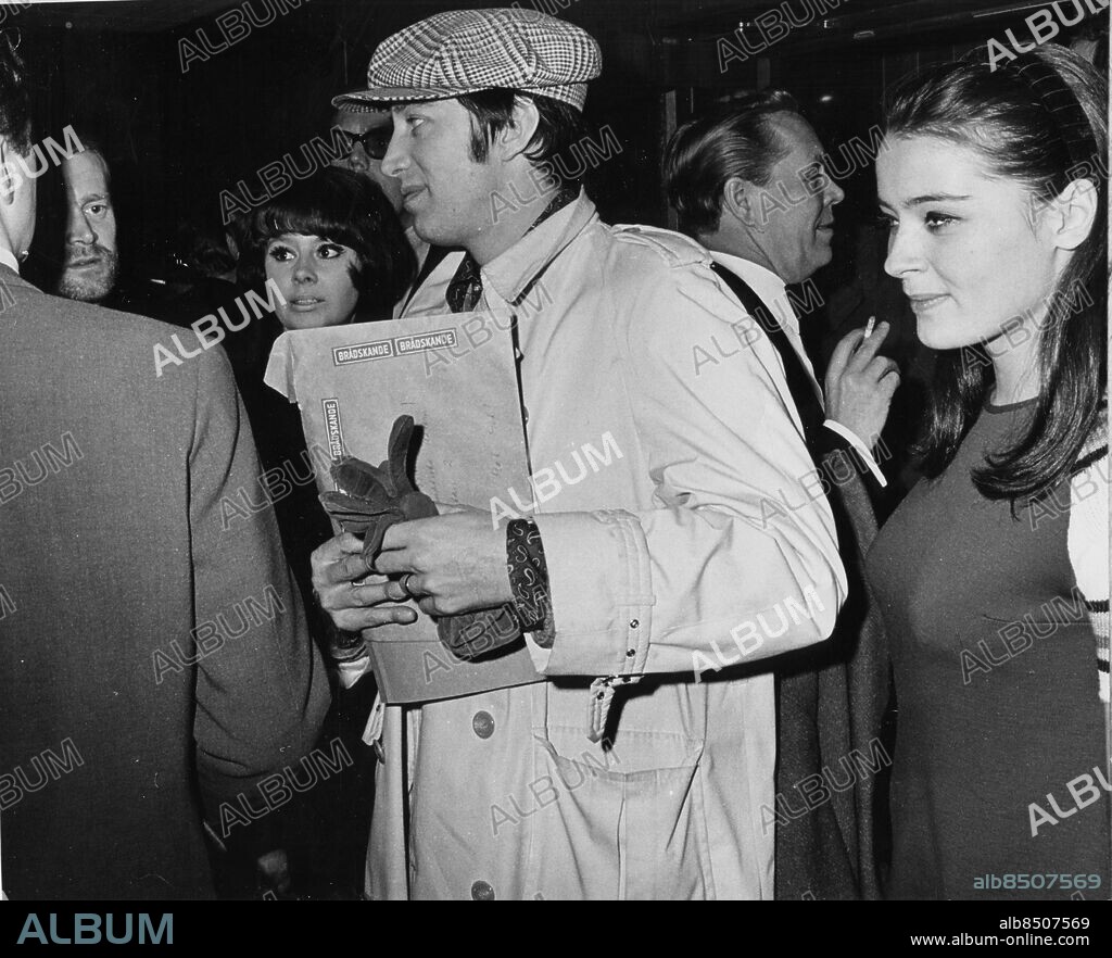 STOCKHOLM 19661123. Skådespelaren Thommy Berggren klädd i keps anländer med sin fru Ulla till nöjesfolkets nya nattklubb "Club Artist" i Stockholm. Till vänster om Thommy syns Beppo Gräsman och Kerstin Bagge ur jazzbandent Gals and Pals.. Foto: Gunnar Westerlind / XP / SCANPIX / kod 192. ** OUT AFTONBLADET, PUNKT SE **.