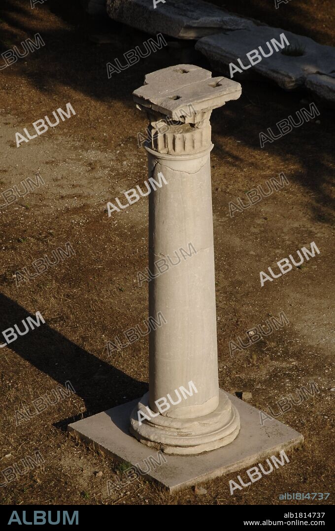 ARTE GRIEGO. S. II A. C. COLUMNA DEL PORTICO DE EUMENES atribuido al rey Eumenes de Pérgamo (s. II a. C.) Fue restaurado en el siglo II para servir de paseo a los espectadores del Odeón o del teatro de Dionisio. ATENAS.