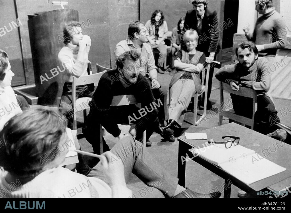 GÖTEBORG omkring 1970.. Stadsteatern i Göteborg med bl.a. Doris Svedlund, Lars Green, Kent Andersson, Ingvar Hirdwall, Folke Hjort, Stig Thorstensson, Irma Erixon. GP *** Local Caption *** Foto: Kamerareportage / TT / Kod: 2524.