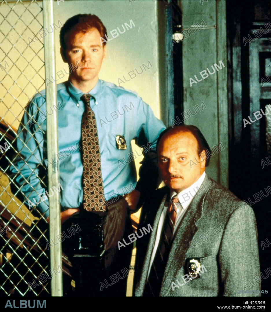DAVID CARUSO und DENNIS FRANZ in NYPD BLUE-TV, 1993. Copyright 20TH CENTURY FOX TV.