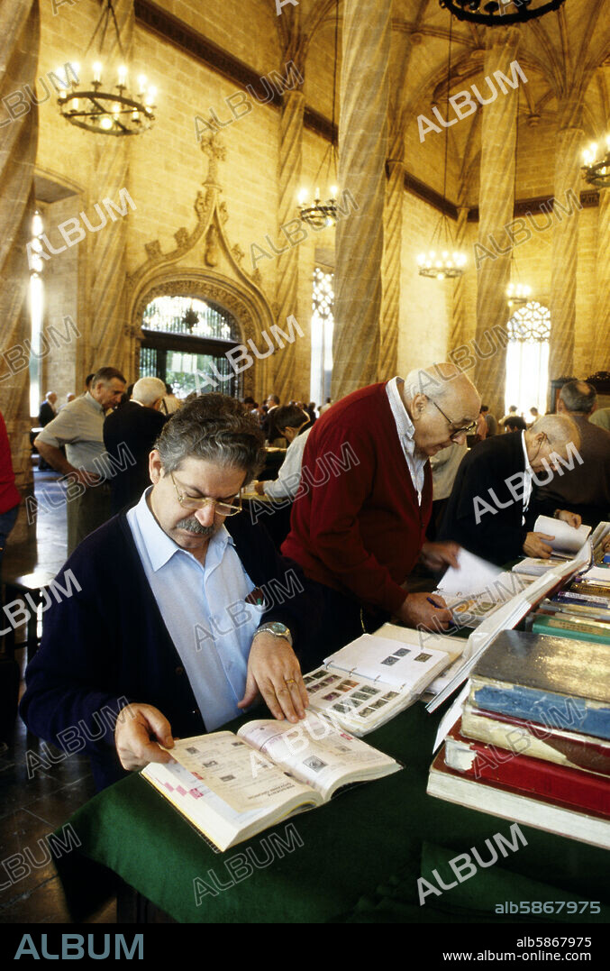 La Lonja (Llotja); mercadillo de numismática y filatelia de los domingos.