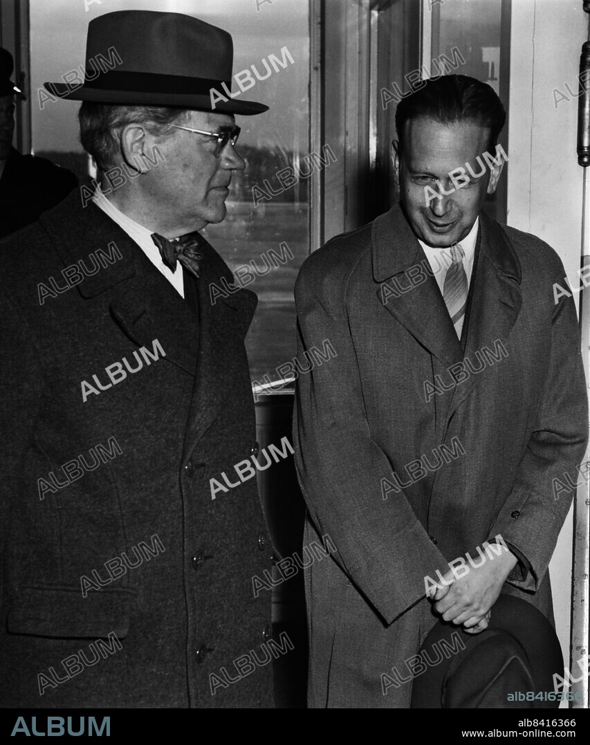 ARKIV 1953-04-08. Dag Hammarskjöld (th) i samspråk med utrikesminister Östen Undén strax före sin avresa till USA 8:e april 1953 för att tillträda som FN:s generalsekreterare i New York.. Foto: Yngve Lundgren / DN / SCANPIX / Kod: 192. **SvD OUT**.