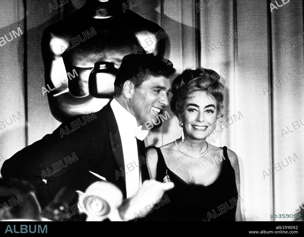 BURT LANCASTER y JOAN CRAWFORD. 34ª Edición de los Premios Oscar (1962). Joan Crawford presenta el premio al mejor actor. Burt Lancaster presenta el premio a la mejor actriz. 1962