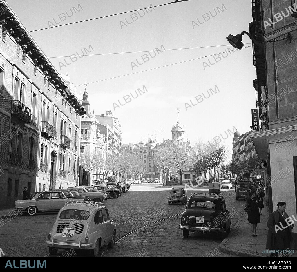 CALLE HORTALEZA CON LA PLAZA DE SANTA BARBARA AL FONDO - FOTOGRAFIA EN BLANCO Y NEGRO - AÑOS 60.