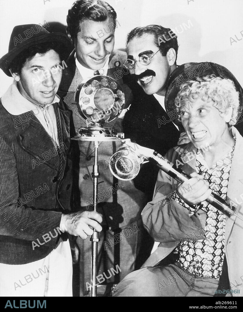LOS HERMANOS MARX, CHICO MARX, GROUCHO MARX, HARPO MARX y ZEPPO MARX. CHICO MARX, GROUCHO MARX, HARPO MARX, THE MARX BROTHERS y ZEPPO MARX.