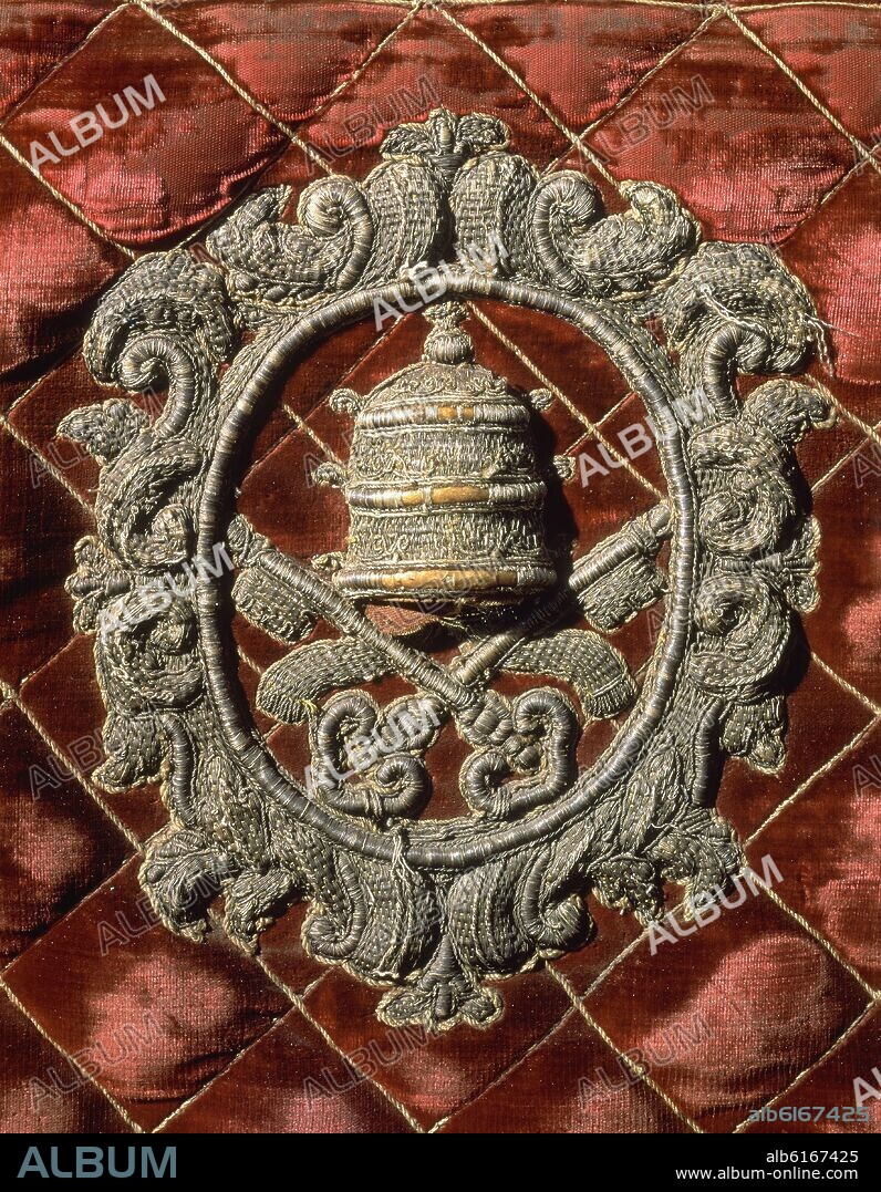 BANCO DEL S XVIII-DETALLE DEL BORDADO DEL ESCUDO PAPAL.