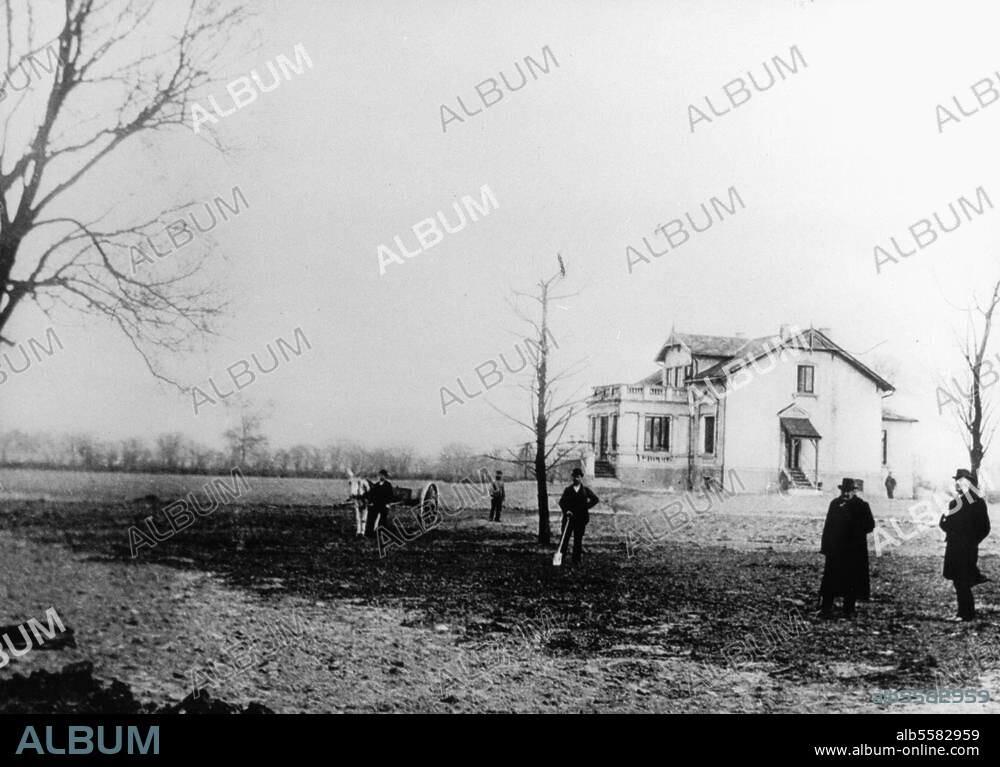 Hamburg, Hagenbecks Tierpark (1907 in Hamburg-Stellingen vom Tierhändler Carl Hagenbeck eröffnet). Ansicht des zukünftigen Tierparkgeländes (rechts vor dem Baum: Carl Hagenbeck). Foto, 1900.